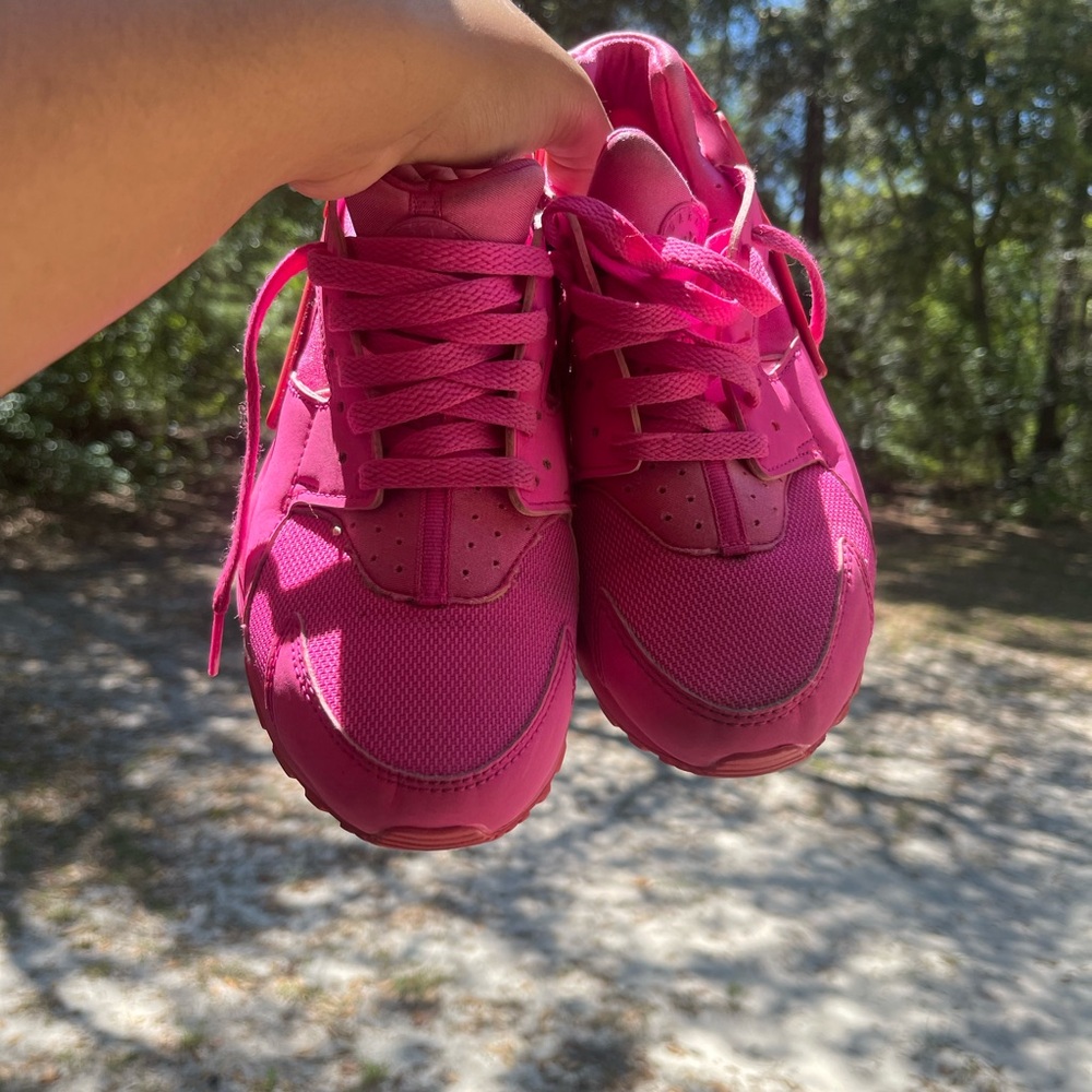 Nike Pink Sneakers Vibrant Lace-Up Design